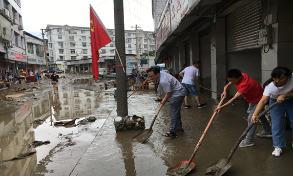 暴雨来袭，荣县纪检监察干部积极投身抗洪救灾第一线