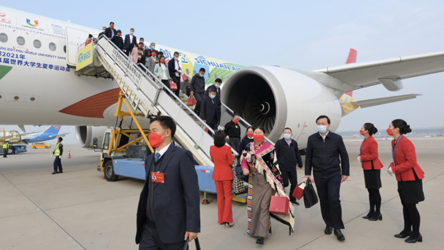肩负光荣职责 不负历史使命 出席党的二十大的四川省代表团抵京